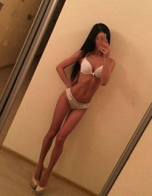 Яна, 28 лет — минет в машине